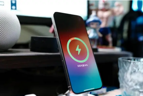 永兴苹果15换屏服务分享用什么充电器给iPhone15充电更好 